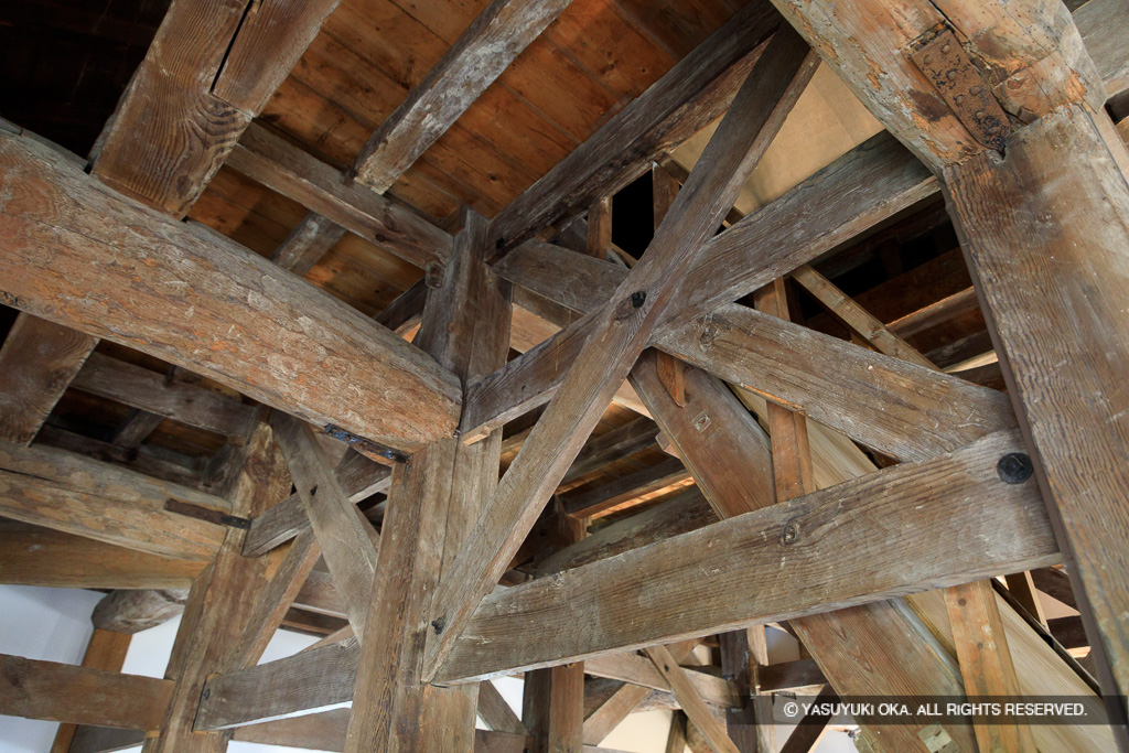 坤櫓内部・斜交い