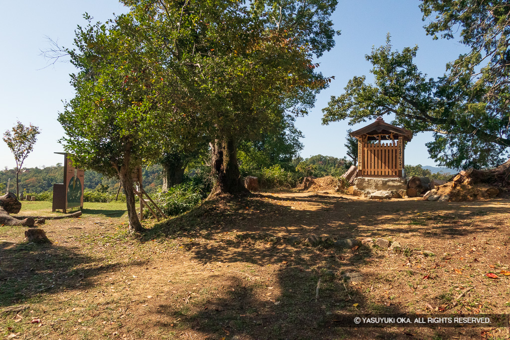 三好長慶を祀った祠・芥川山城主郭
