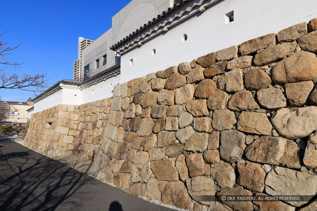 尼崎市立中央図書館の復興石垣