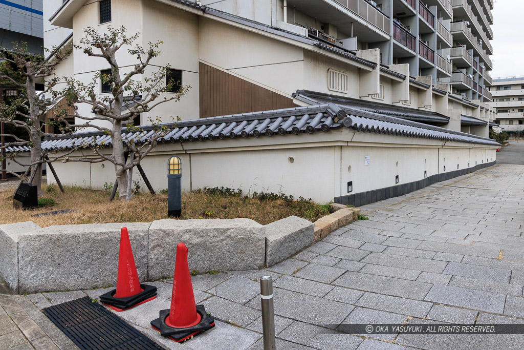 築地公園付近のマンション外観・復興土塀