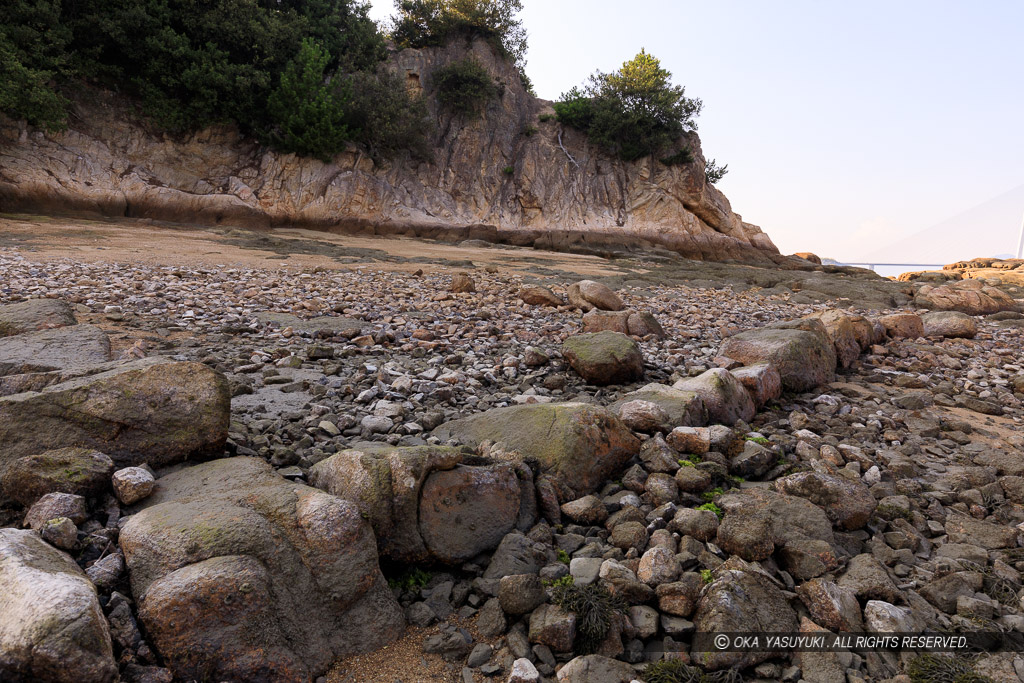 甘崎城の東側岩礁に残る石垣跡 根石
