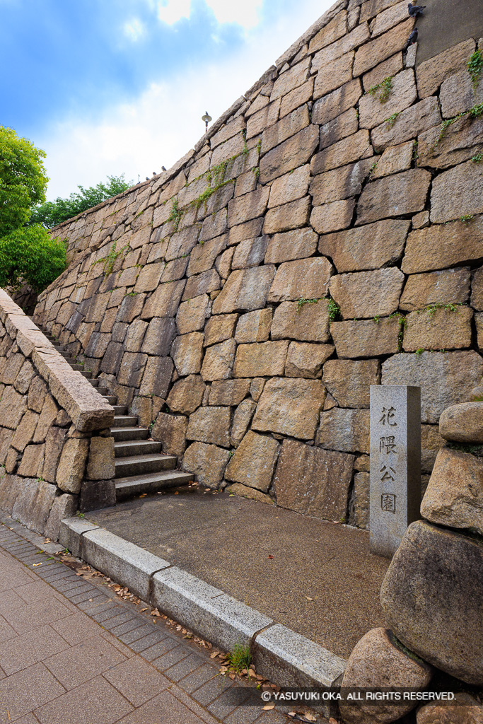 花隈公園石碑と神戸市立花隈駐車場の復興石垣