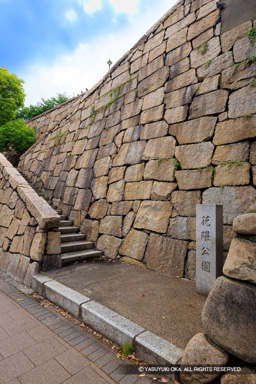 花隈公園石碑と神戸市立花隈駐車場の復興石垣 | 高解像度画像サイズ：5464 x 8192 pixels | 写真番号：344A9437 | 撮影：Canon EOS R5