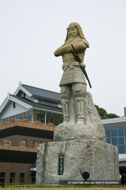 村上元吉石像・村上水軍博物館 | 高解像度画像サイズ：3359 x 5038 pixels | 写真番号：1P3J5910 | 撮影：Canon EOS-1Ds Mark III