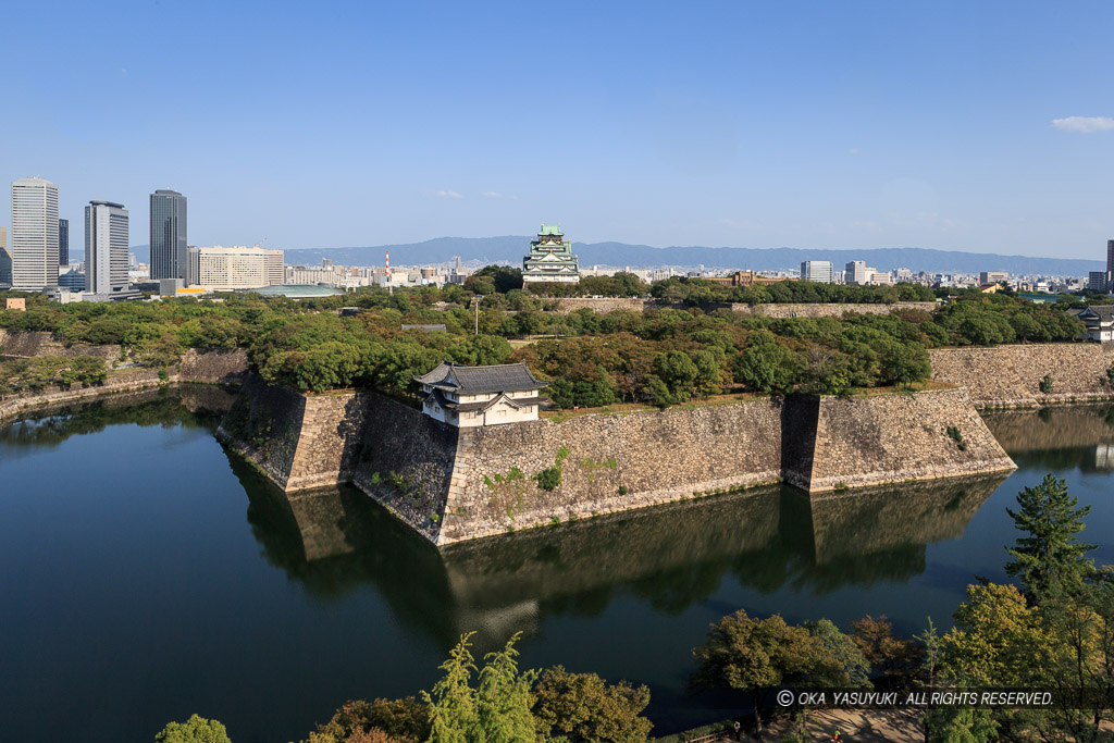 北西から望む大阪城天守閣