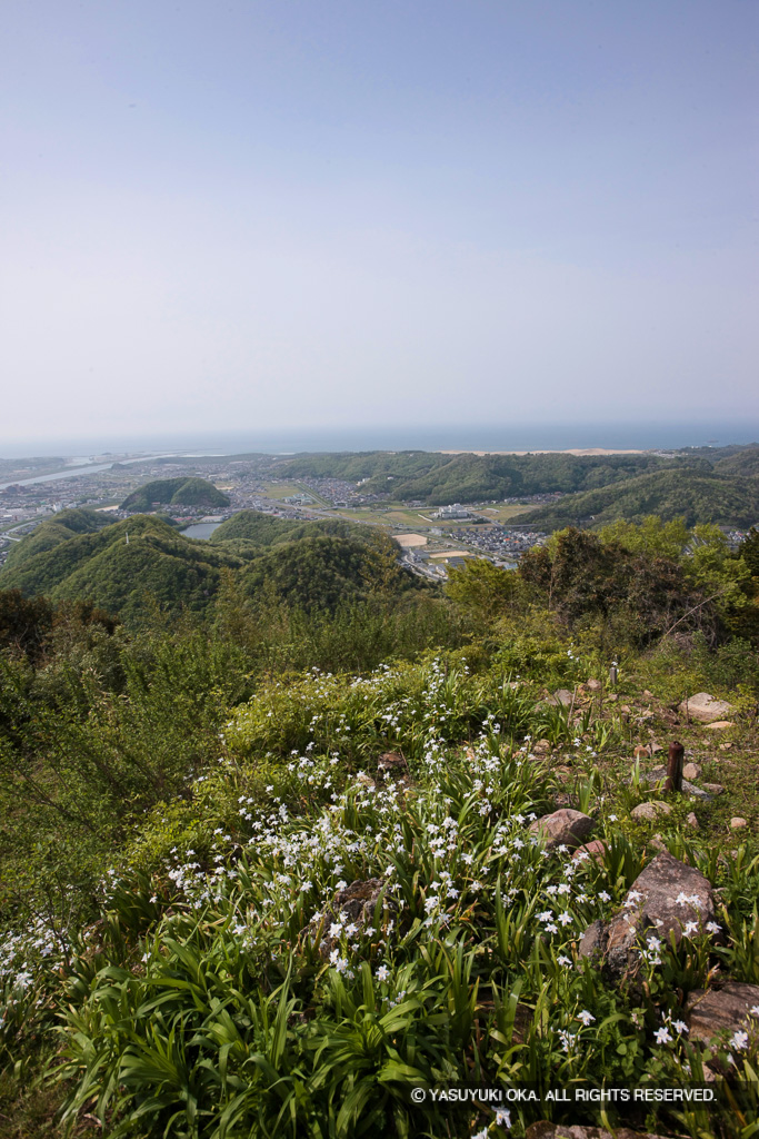 天守台から千代川・日本海を望む