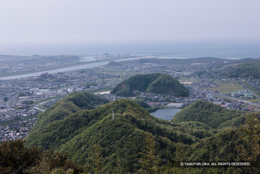 天守台から千代川・日本海を望む