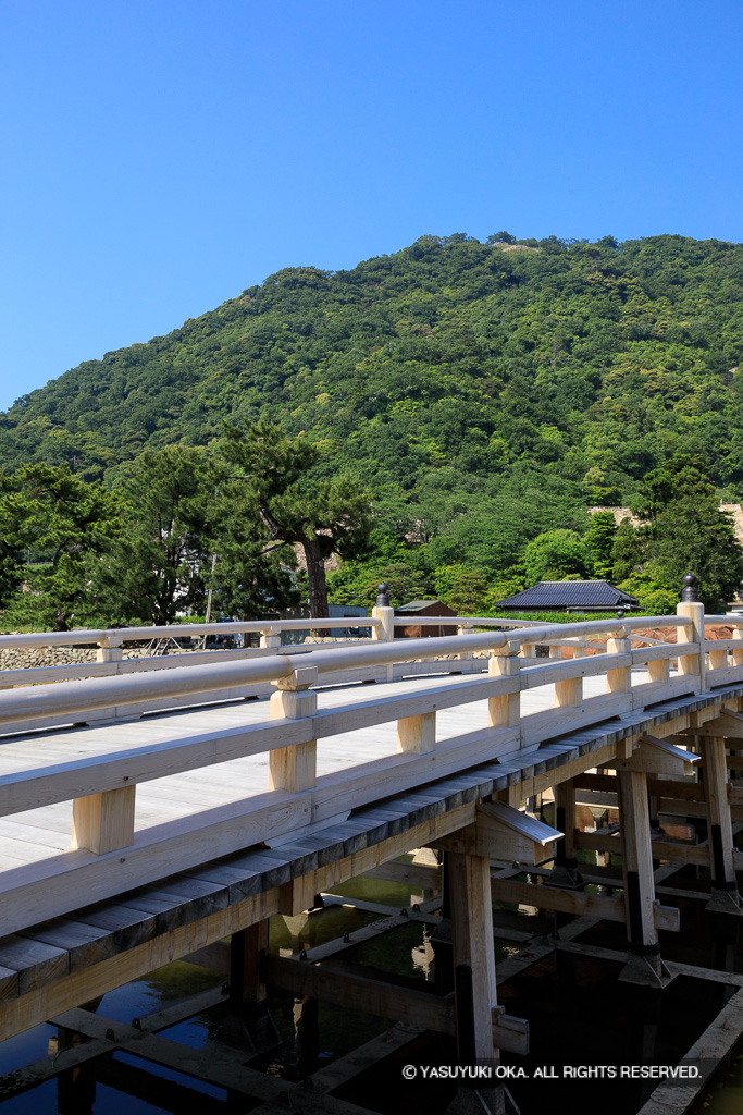 復元された大手橋と久松山