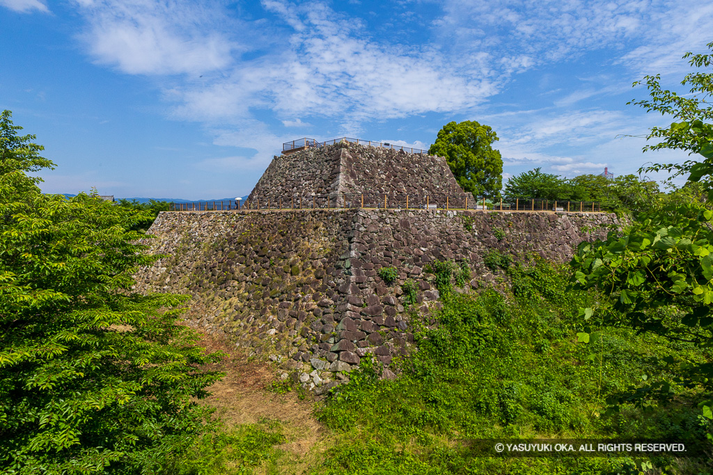 本丸石垣と天守台・夏