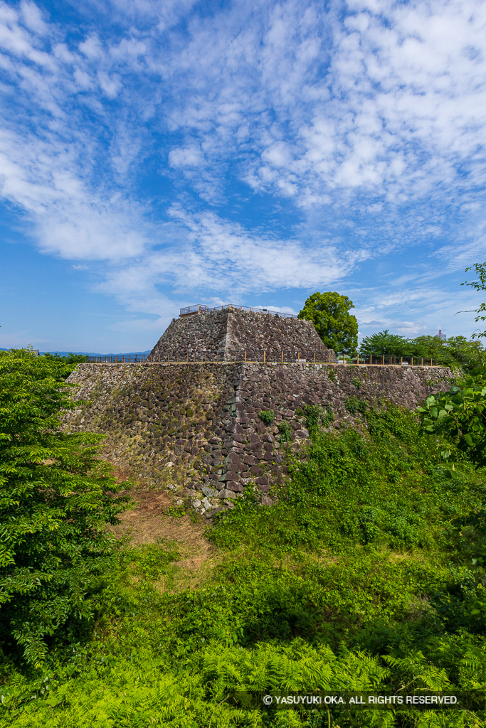 本丸石垣と天守台・夏