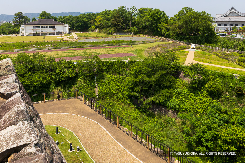 天守台から西を望む・本丸空掘・麒麟曲輪と緑曲輪