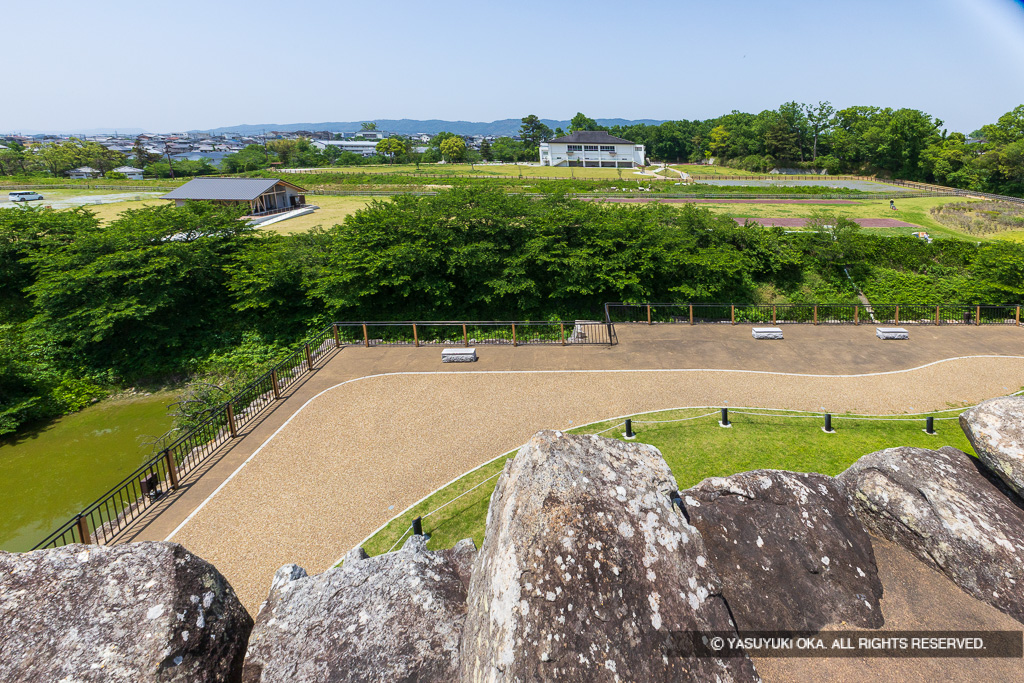 天守台から麒麟曲輪と緑曲輪