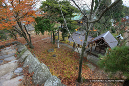天守台から小天守台・整備前 | 高解像度画像サイズ：5616 x 3744 pixels | 写真番号：1P3J0163 | 撮影：Canon EOS-1Ds Mark III