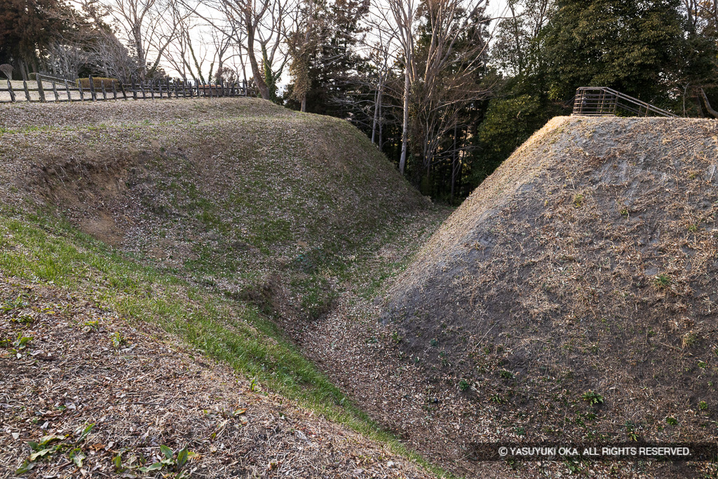 空堀と馬出（右）