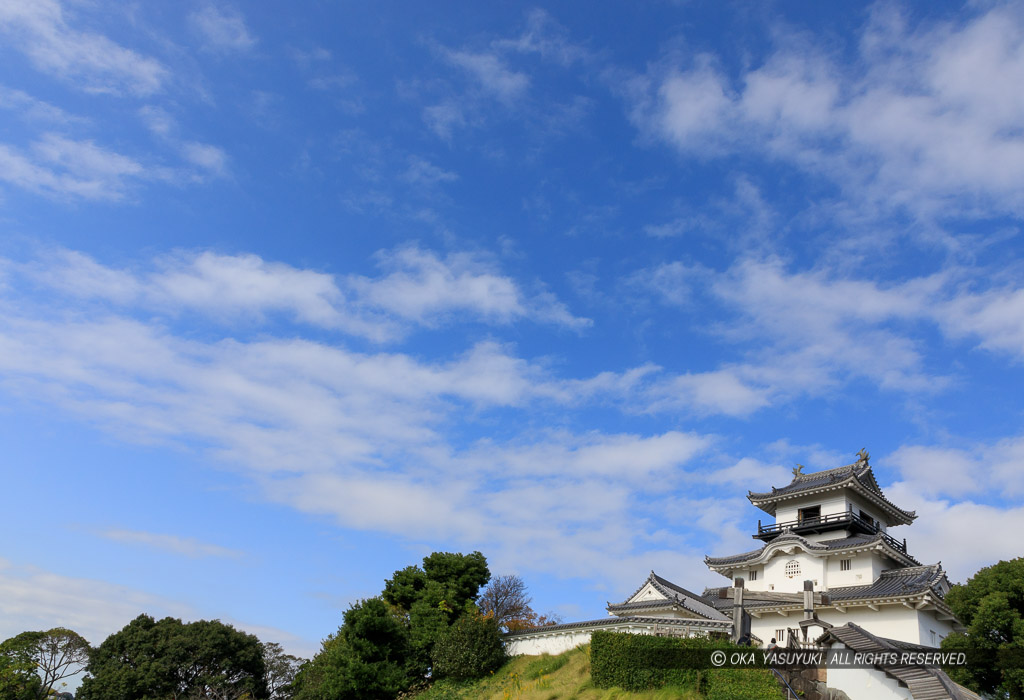 掛川城と青空・腰櫓台跡から望む天守