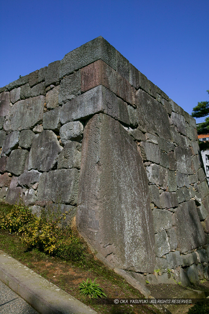 大手門（尾坂門）鏡石