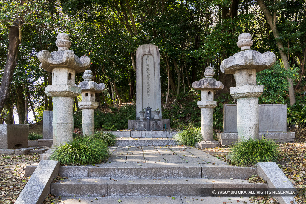 徳川厳明公墓碑