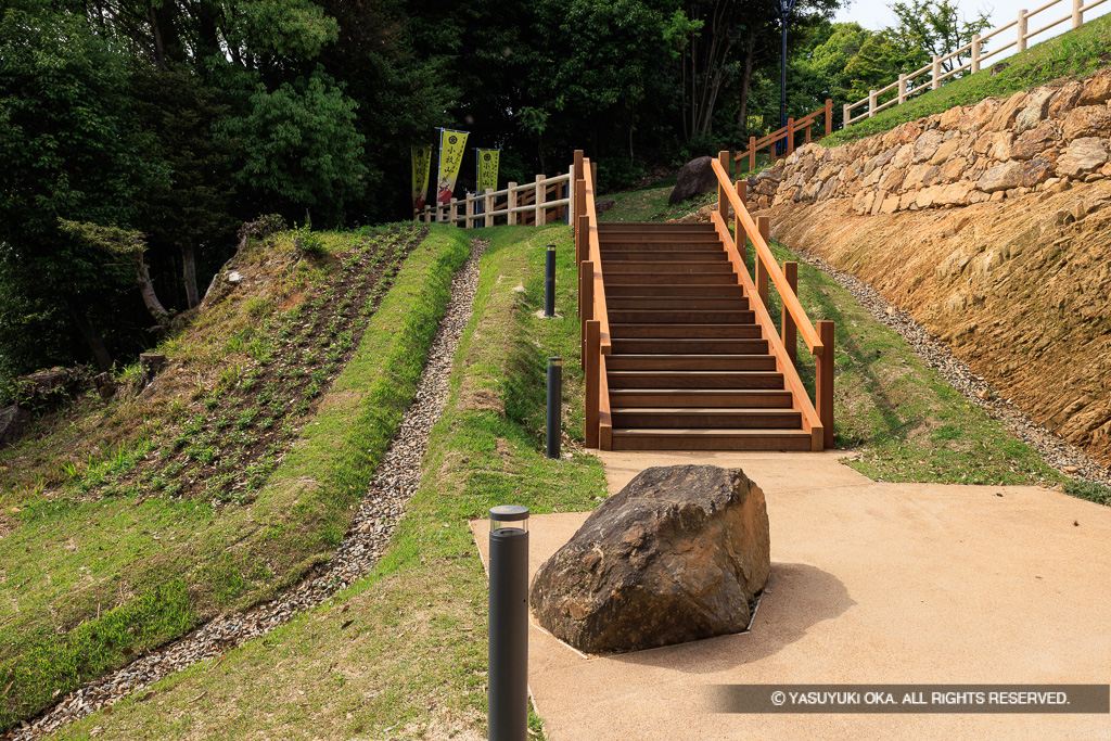 大手道と復元土塁