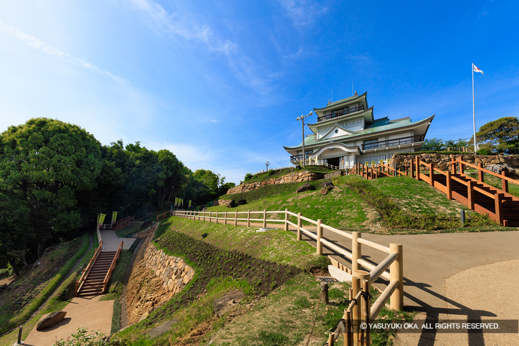 小牧山城大手道と主郭部と模擬天守