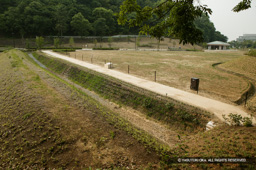 山麓の曲輪跡 | 高解像度画像サイズ：4064 x 2704 pixels | 写真番号：100-4361S53B | 撮影：Canon EOS-1DS