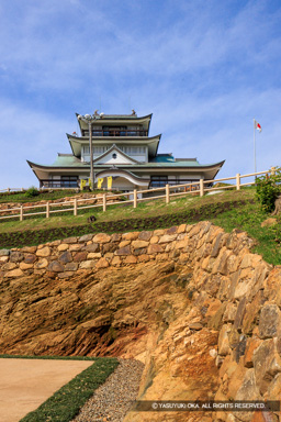 大手道の岩盤と石垣と模擬天守 | 高解像度画像サイズ：4853 x 7276 pixels | 写真番号：344A9640 | 撮影：Canon EOS R5