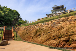 大手道の岩盤と石垣と模擬天守 | 高解像度画像サイズ：8192 x 5464 pixels | 写真番号：344A9650 | 撮影：Canon EOS R5