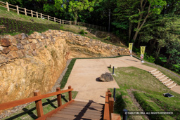 大手道の岩盤と石垣 | 高解像度画像サイズ：8192 x 5464 pixels | 写真番号：344A9651-Edit | 撮影：Canon EOS R5