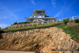 大手道の岩盤と石垣と模擬天守 | 高解像度画像サイズ：8149 x 5435 pixels | 写真番号：344A9717 | 撮影：Canon EOS R5