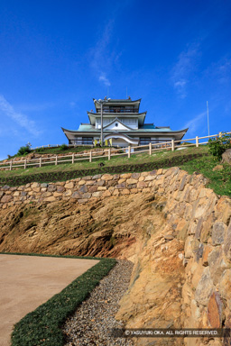 大手道の岩盤と石垣と模擬天守 | 高解像度画像サイズ：5464 x 8192 pixels | 写真番号：344A9720 | 撮影：Canon EOS R5