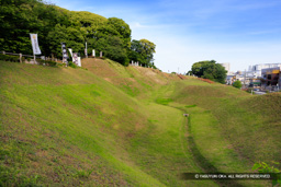 空掘と土塁 | 高解像度画像サイズ：8192 x 5464 pixels | 写真番号：344A9729 | 撮影：Canon EOS R5