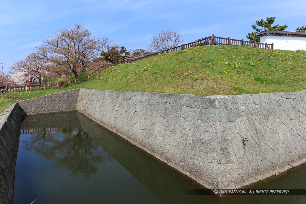 松前城二ノ丸土居と堀