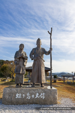 源頼朝と北条政子の銅像 | 高解像度画像サイズ：5464 x 8192 pixels | 写真番号：344A5108 | 撮影：Canon EOS R5