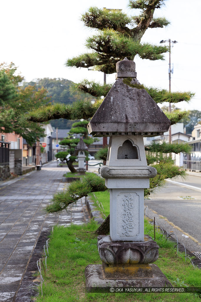 石灯籠通り